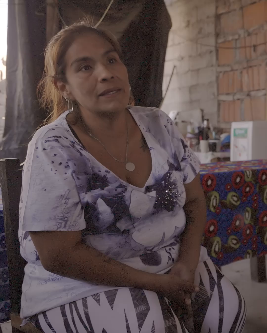 Mujer de mediana edad, Jorgelina Maite, madre de familia, sentada en un comedor.