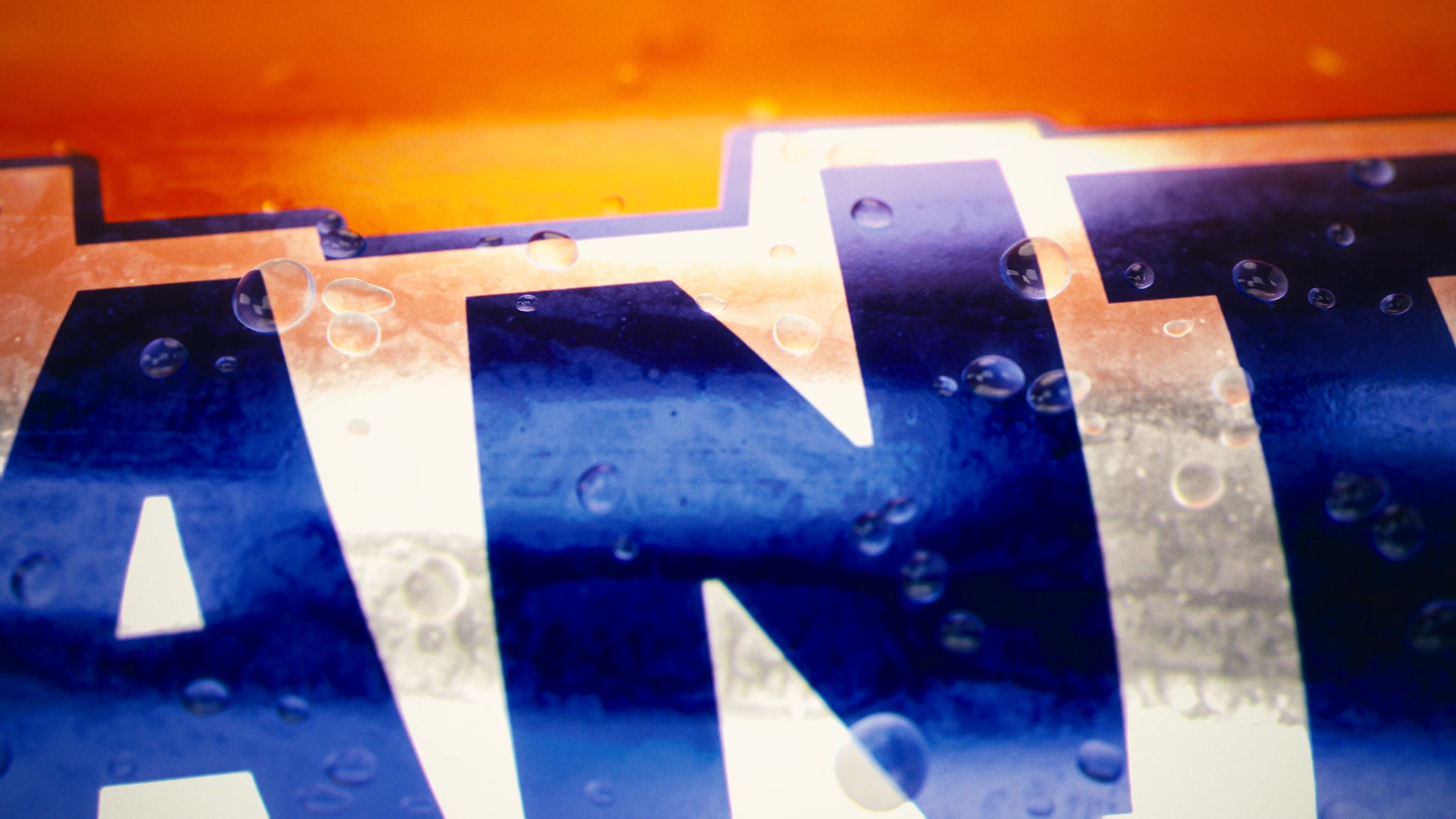 Un ragazzo in una stanza illuminata dal sole che beve Fanta