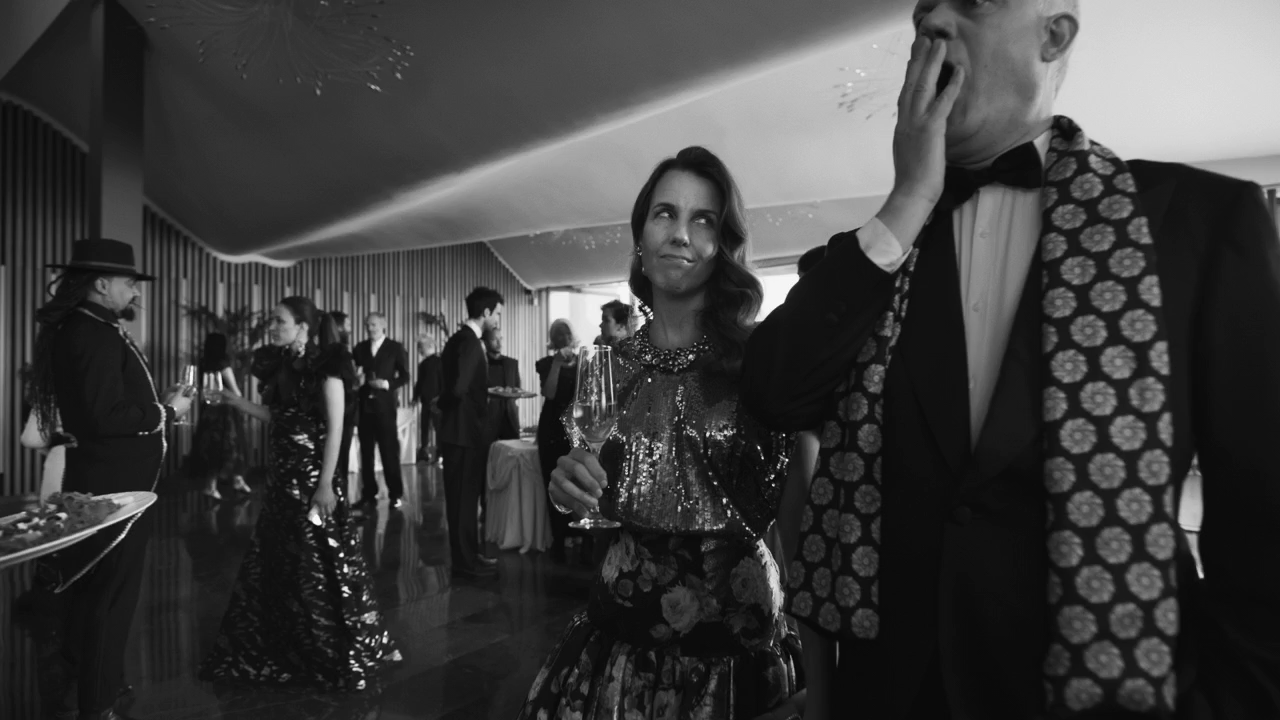 Reklamní video zobrazující elegantní párty scénu a prémiový koktejl Jack Daniel's a Coca-Cola.