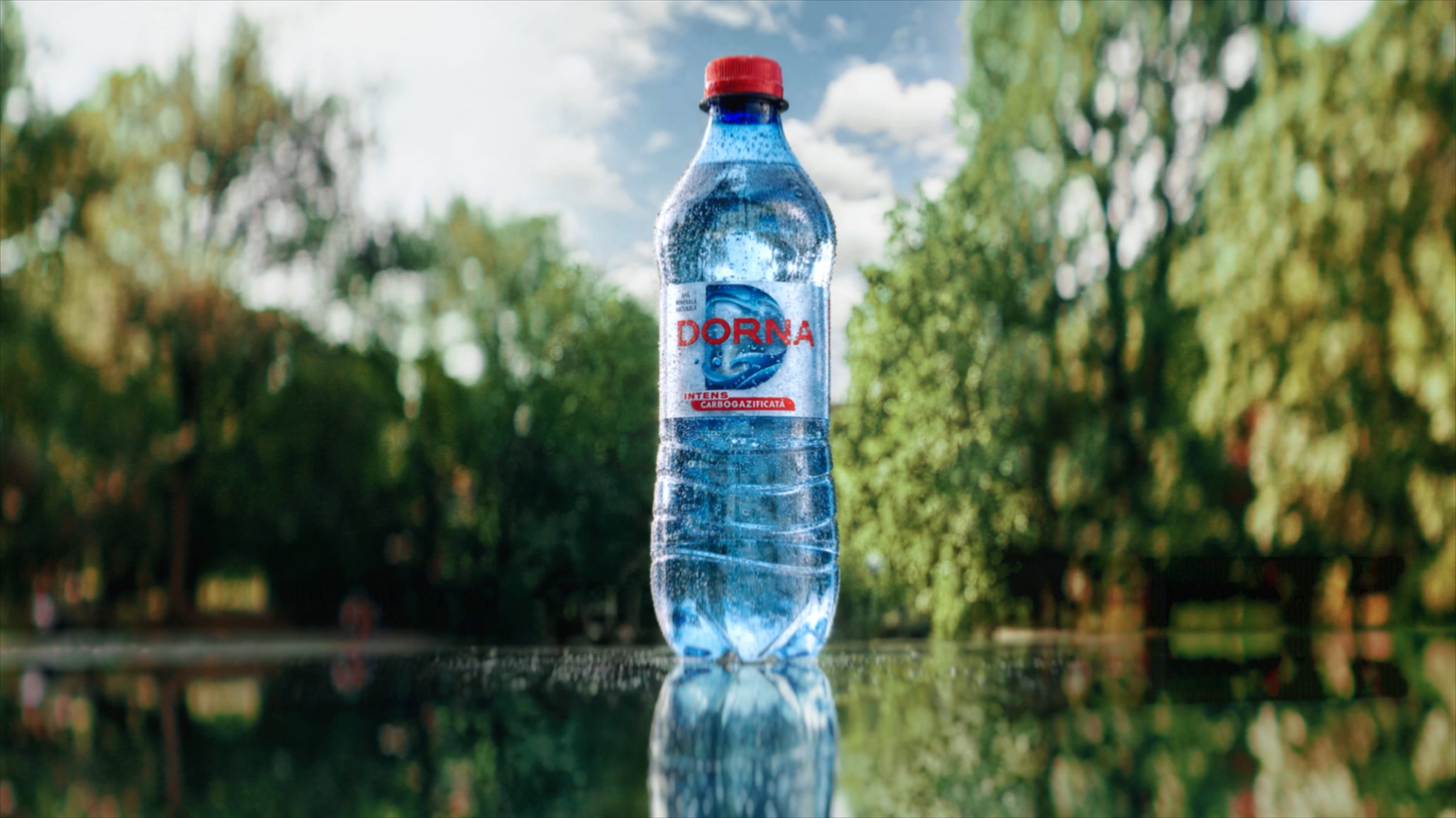 O sticlă de apă Dorna