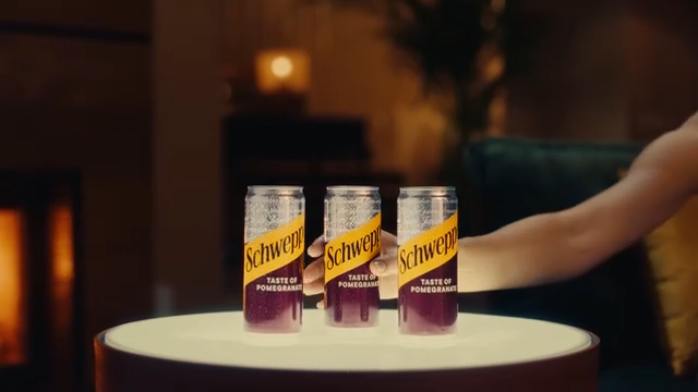 Trei cutii de Schweppes Rodie