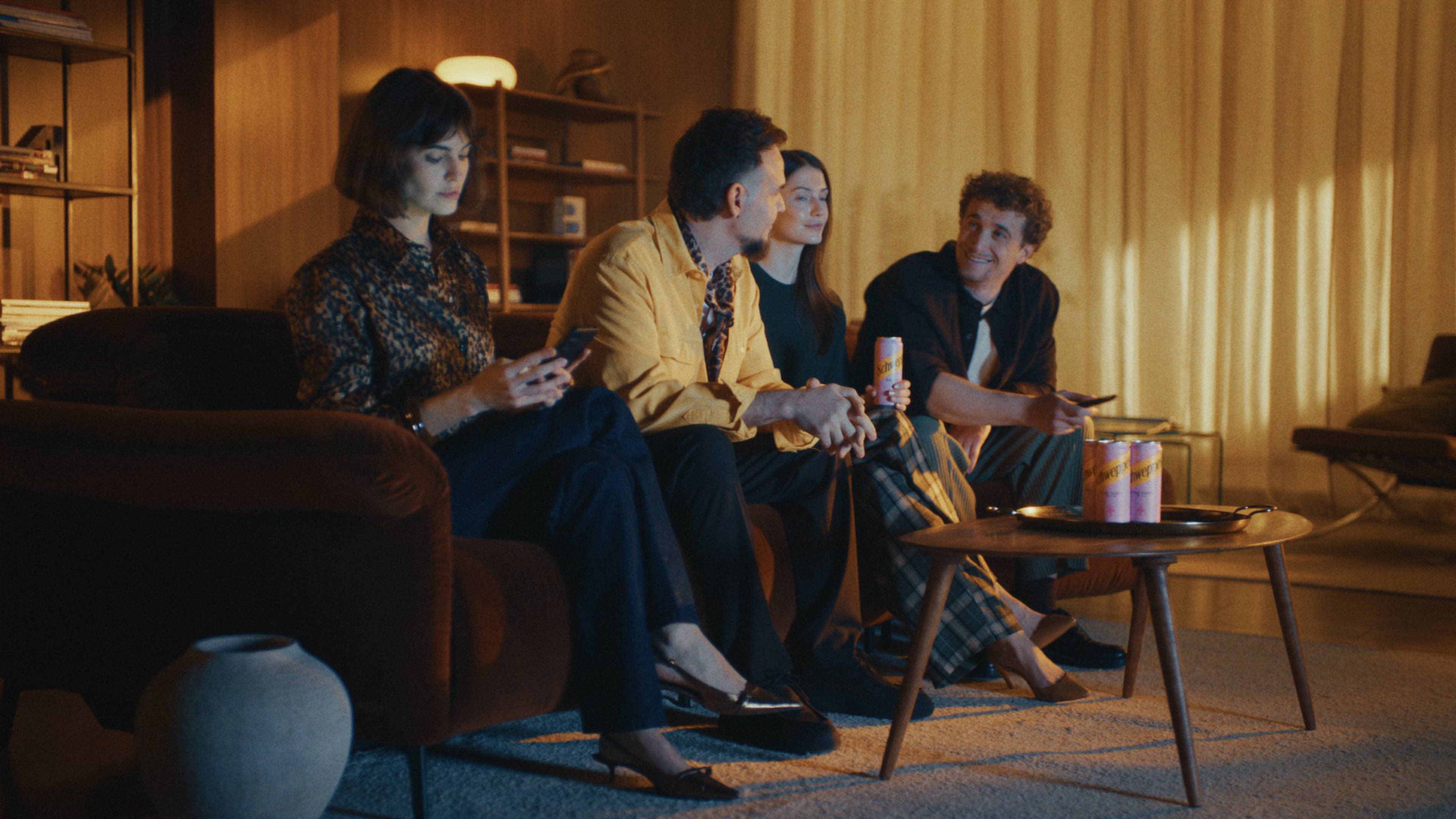 Компания приятели се наслаждава на Schweppes