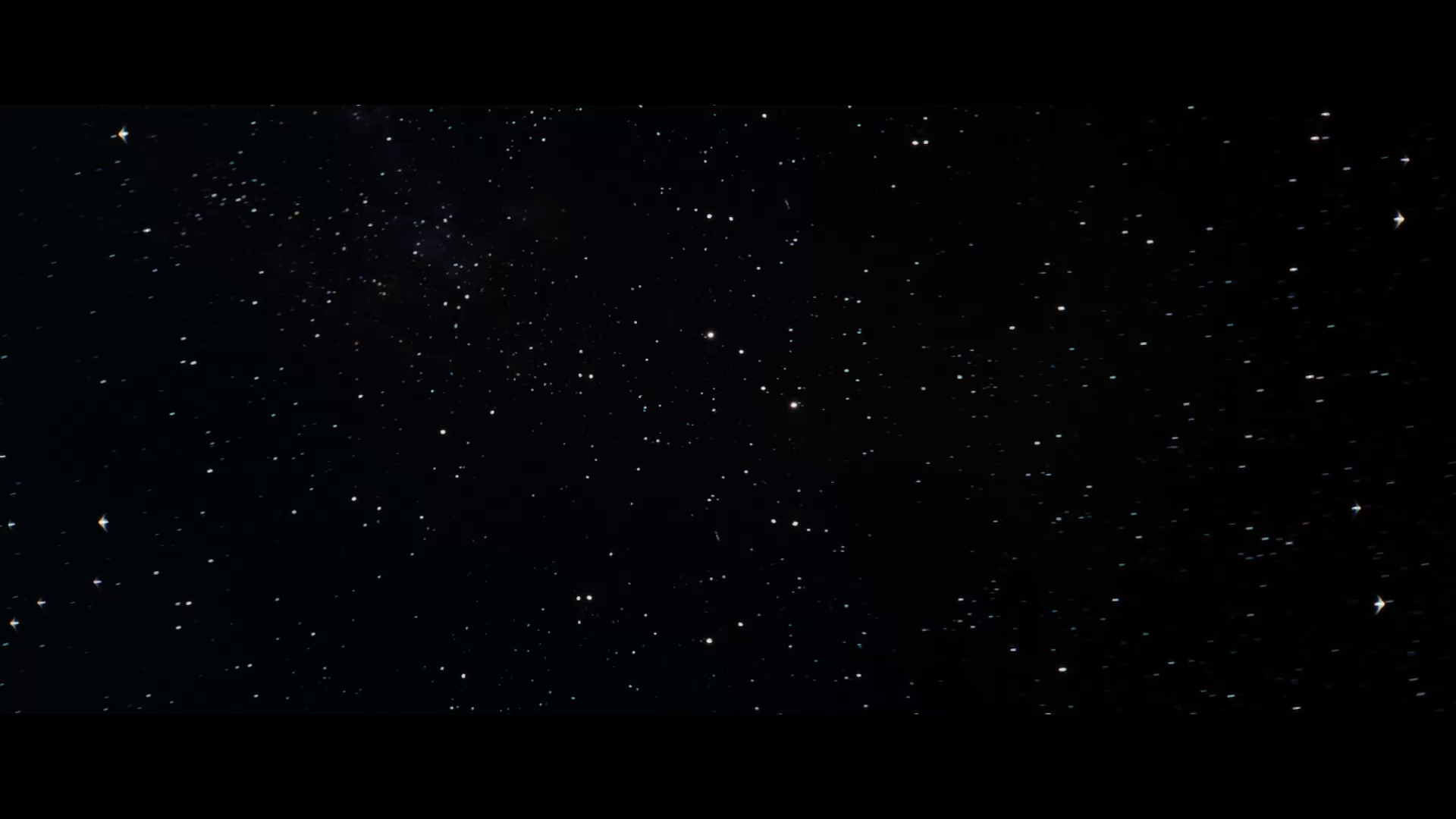 Je ziet de voorgevel van een bioscoop met een groot verlicht Coca-Cola-logo bovenop. Op het uithangbord staat dat er een "Star Wars Movie Marathon" plaatsvindt, met het Star Wars-logo erbij. Voor de bioscoop lopen mensen op straat, sommigen verkleed in Star Wars-outfits zoals stormtroopers, en er zijn neonlichten en kraampjes in de omgeving.