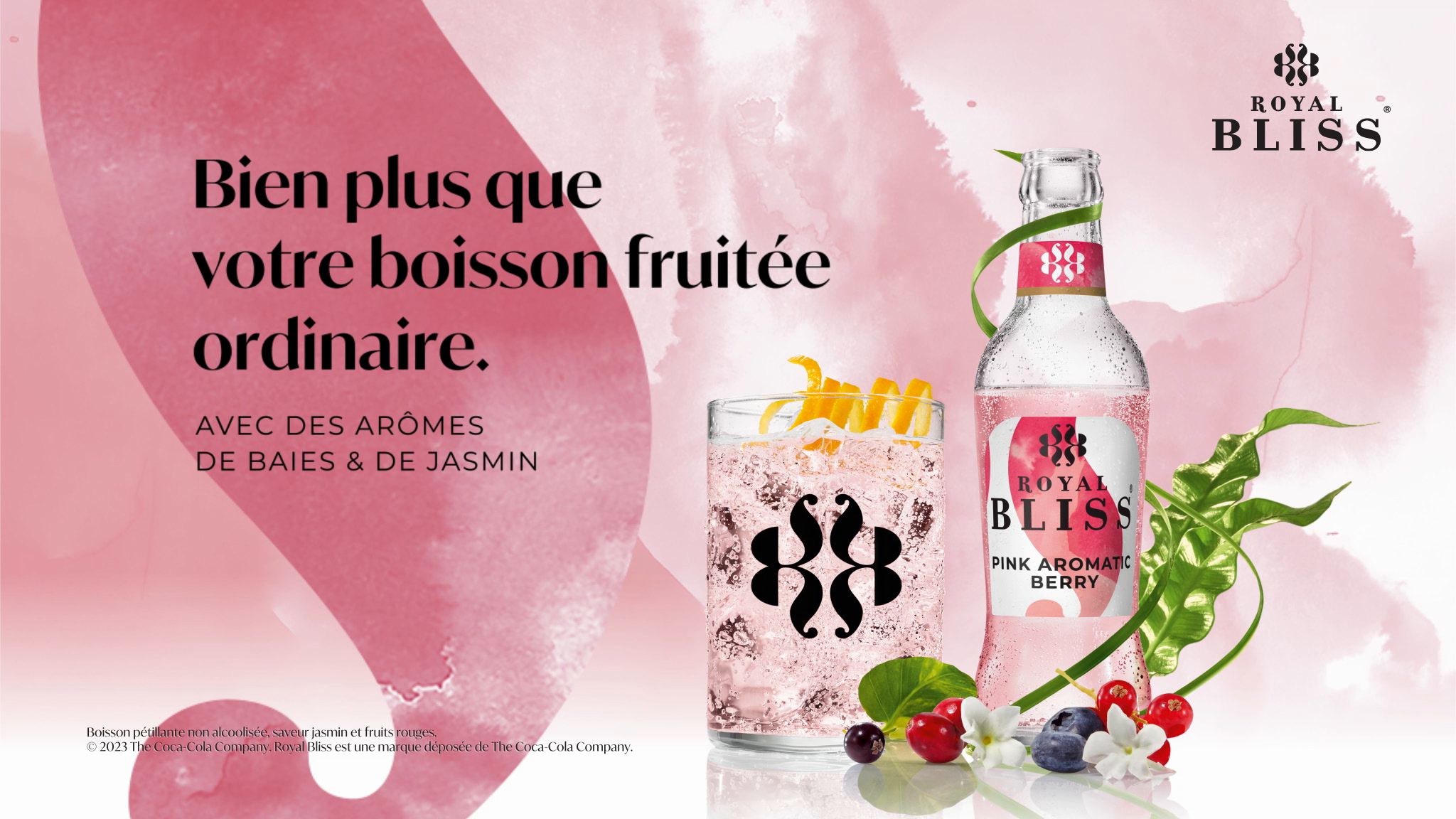 Vidéo d’une barmaid préparant le cocktail Berry Bourbon Pop, avec en arrière-plan un éclairage bokeh rose et le logo Royal Bliss, accompagné du texte : « Noa Van Ongevalle présente : Berry Bourbon Pop. »