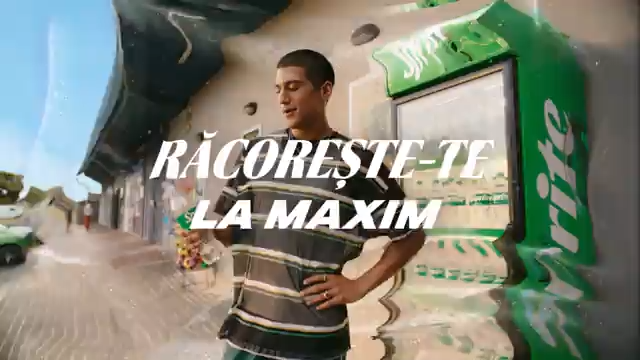 Baiat care bea dintr-o sticla de Sprite, cu sloganul Racoreste-te la maxim
