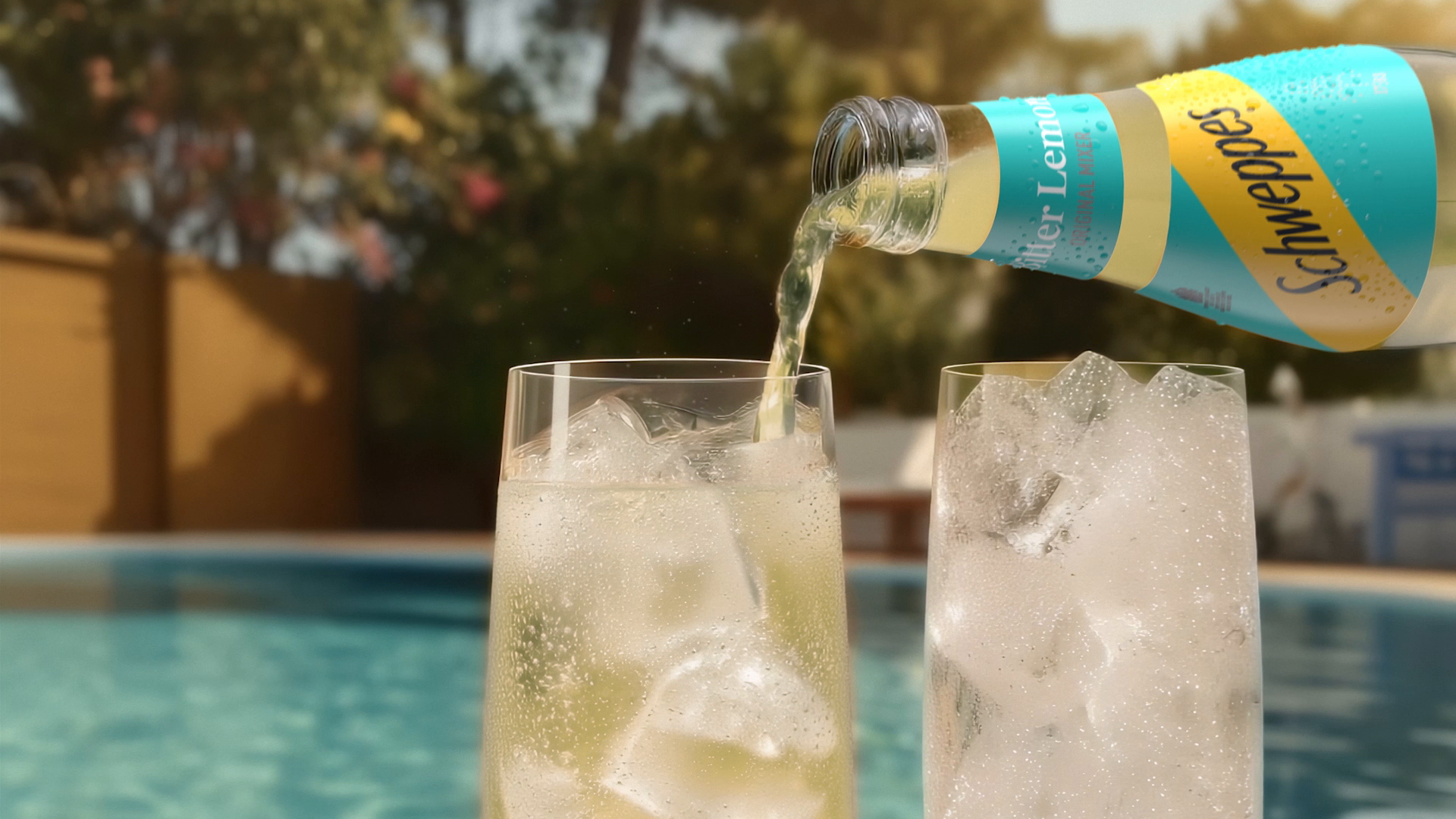 Skupina ljudi se zabavljaj uz bazen i Schweppes