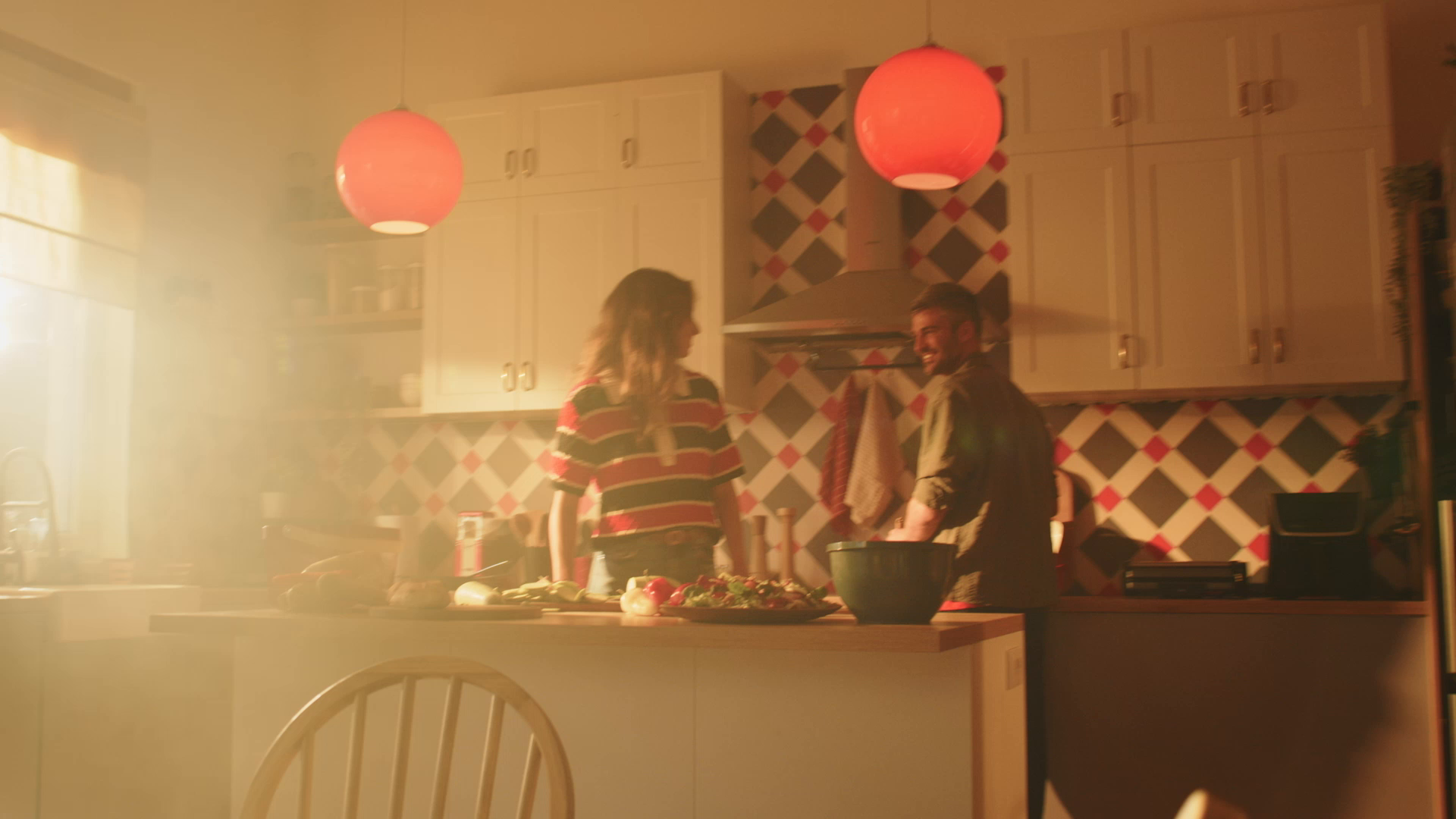 Video nga një drekë familjare me tryezë të pasur dhe Coca‑Cola Zero Sugar, në një atmosferë të ngrohtë dhe gazmore.