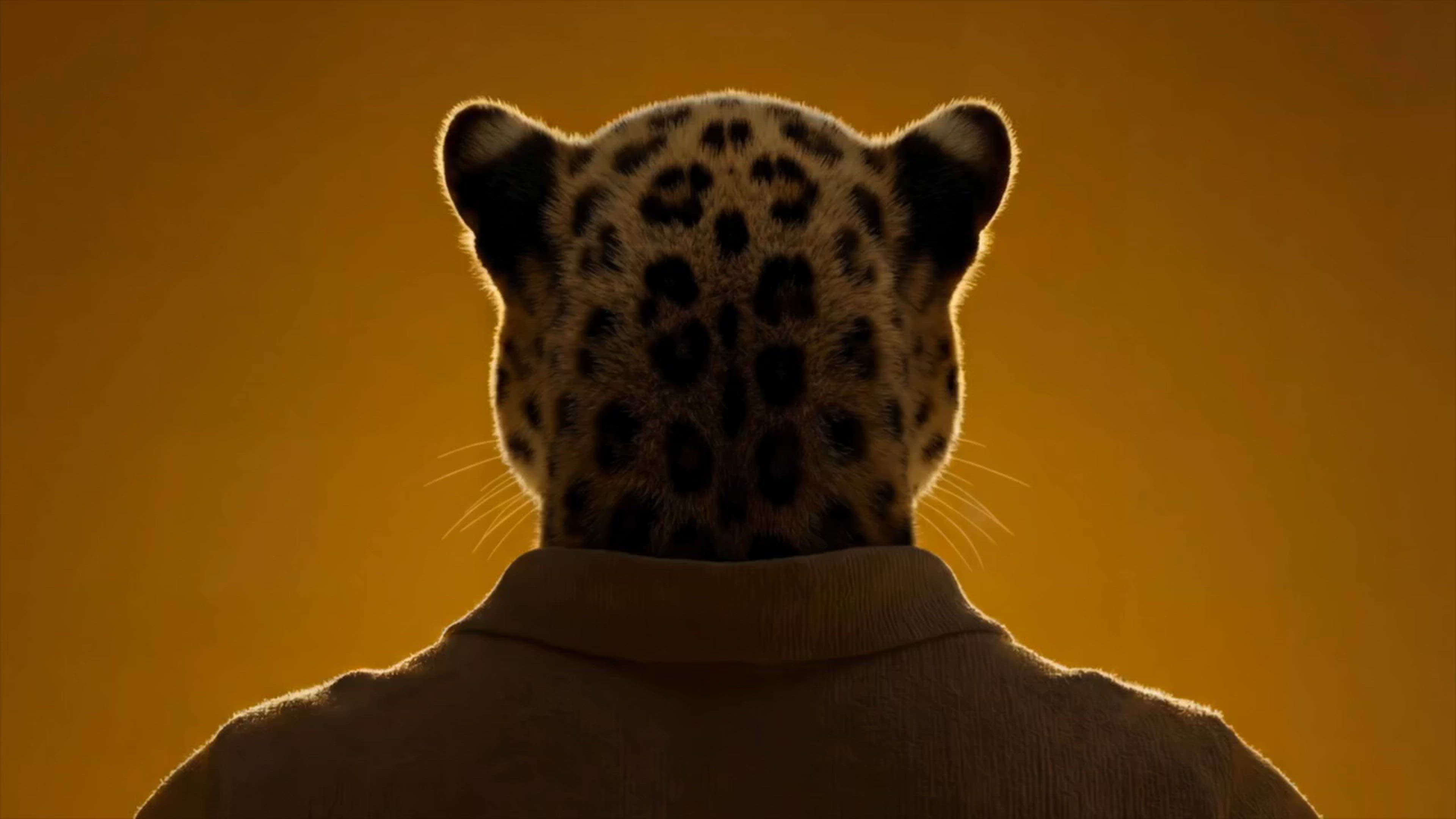 Напой з банкі Schweppes наліваецца ў шклянку з лёдам