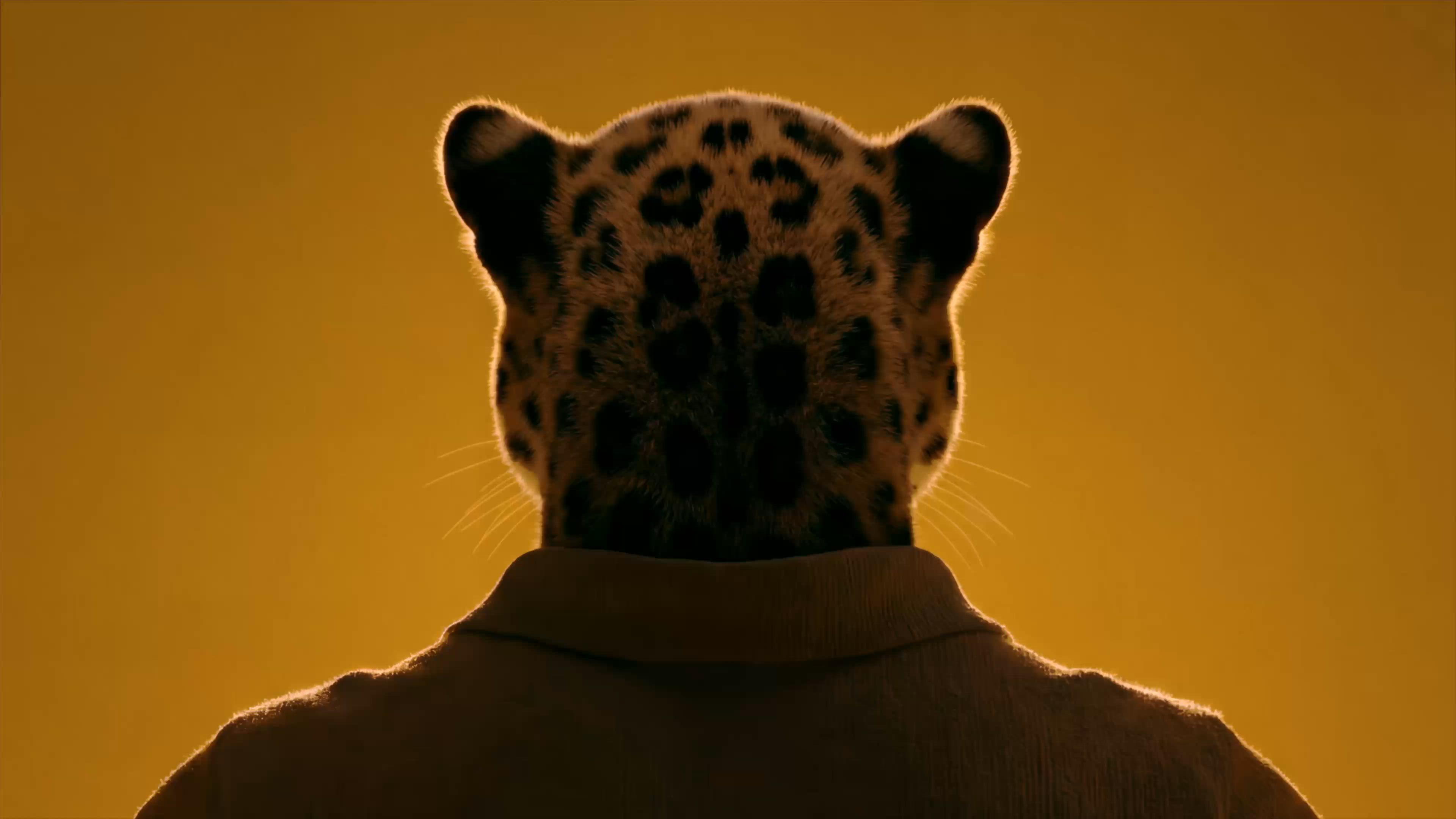 Un tigru care toarnă un pahar din noul Schweppes Sour cherry